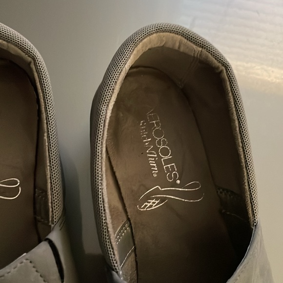 Grey suede Aerosoles size 8 - Picture 4 of 4